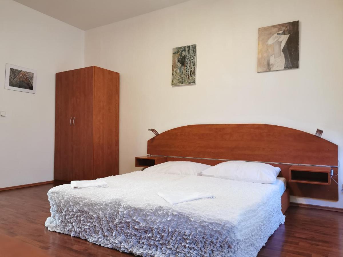 Apartment Amandment Praha Bagian luar foto