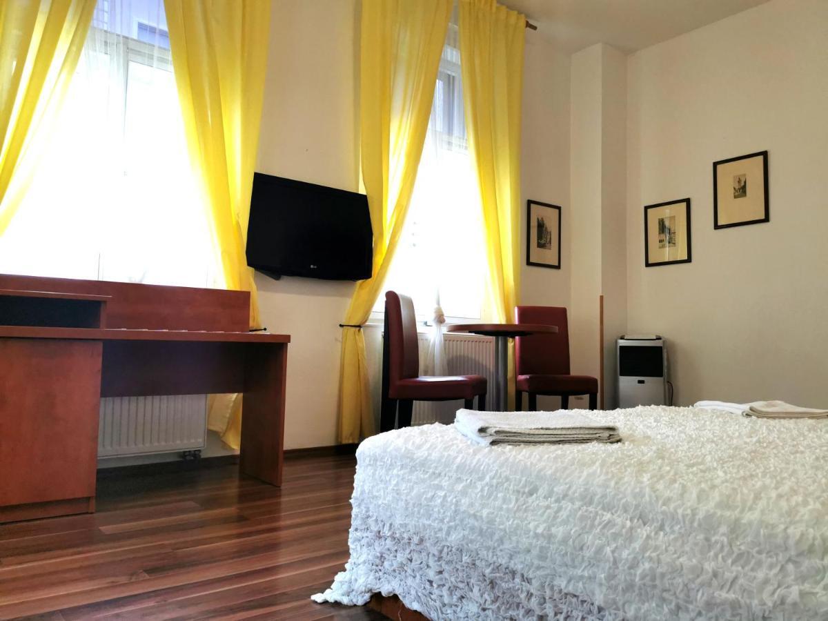 Apartment Amandment Praha Bagian luar foto