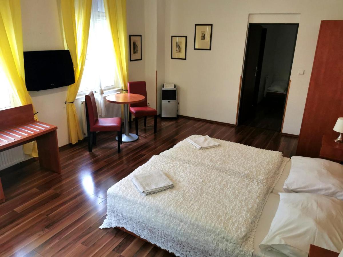 Apartment Amandment Praha Bagian luar foto